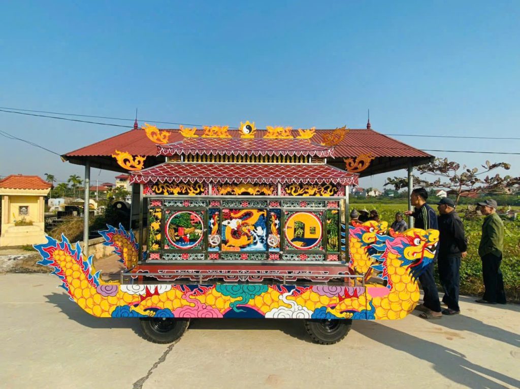 Xe tang lễ rồng vàng kéo tay